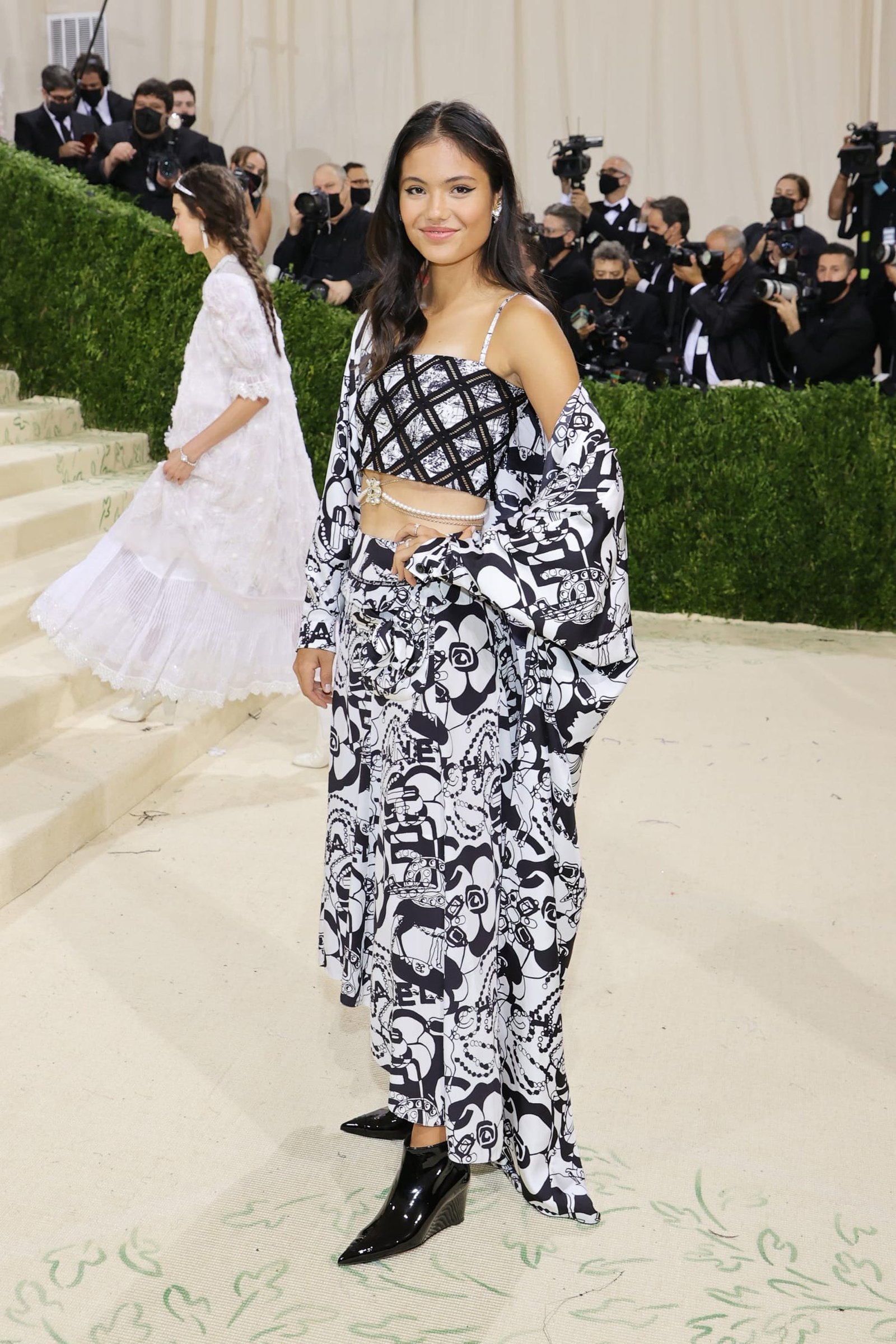 1631618971625386 chanel emma raducanu chanel 2021 met gala  september 13th ld