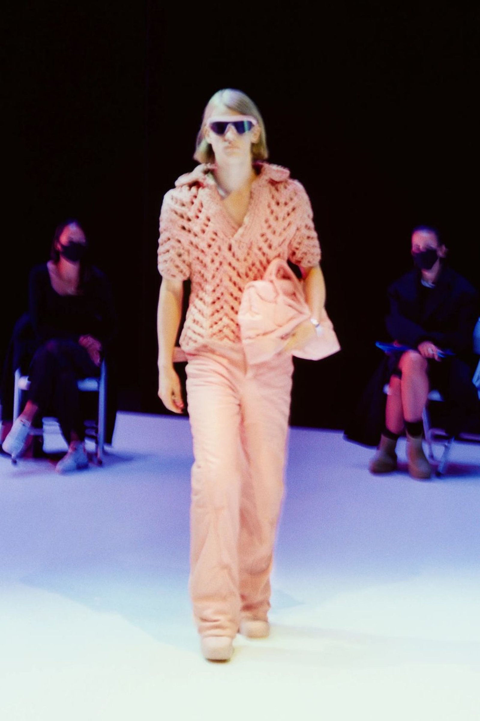 1636593779409101 xu huong giay clog dang tro lai va thay the cac xu huong hoai co khac 1 1614686580 584 width980height1470